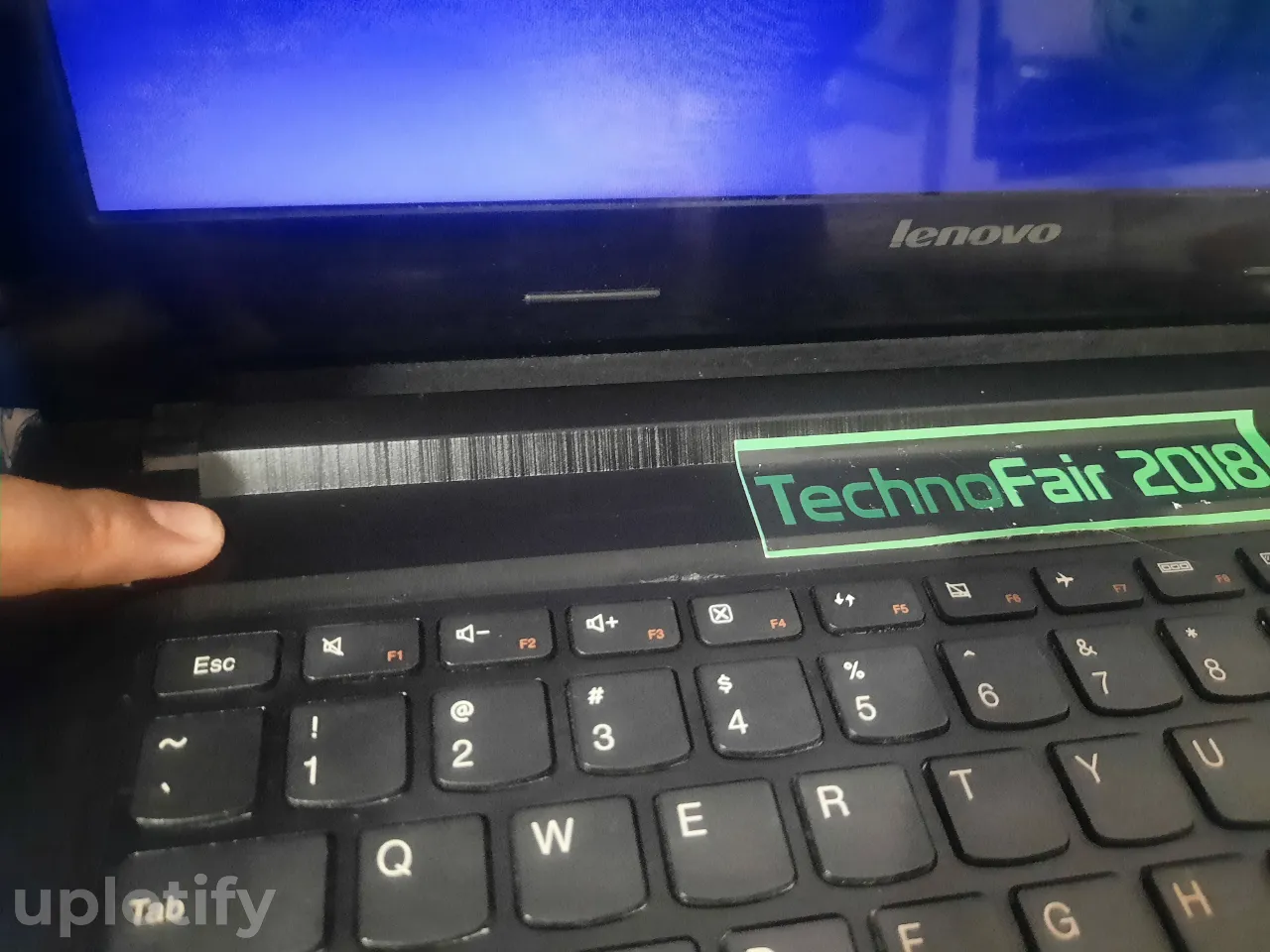 Tahan Tombol Power Laptop